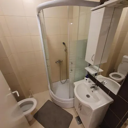 Stan Na Dan Prnjavor, Gajba U Centru *